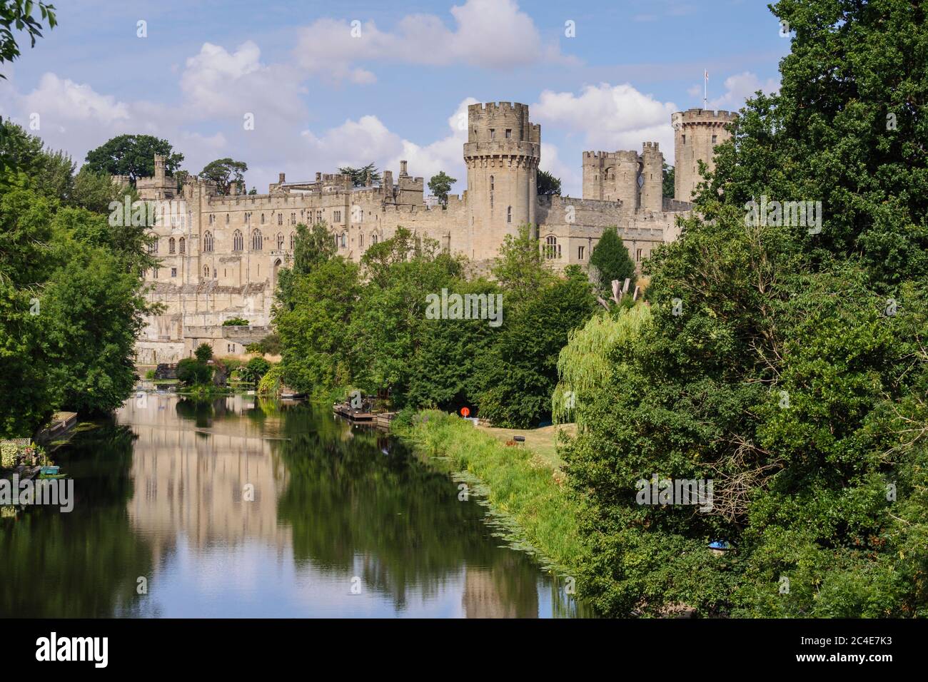Warwick Castle e il fiume Avon Warwick Warwickshire West Midlands Inghilterra Foto Stock
