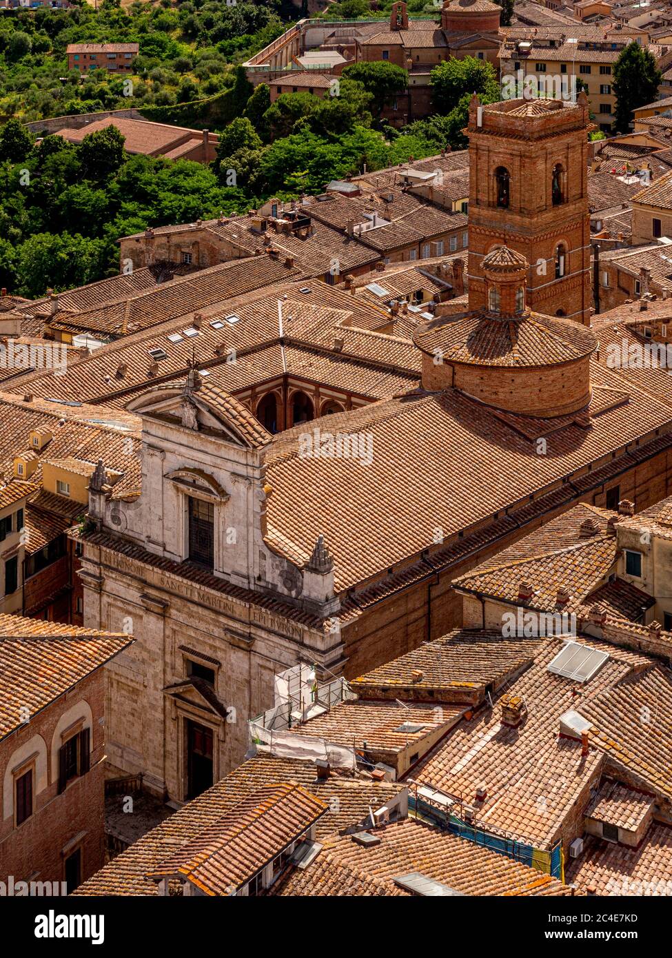 Vista aerea dei tetti in terracotta e della chiesa di San Martino. Siena. Italia Foto Stock