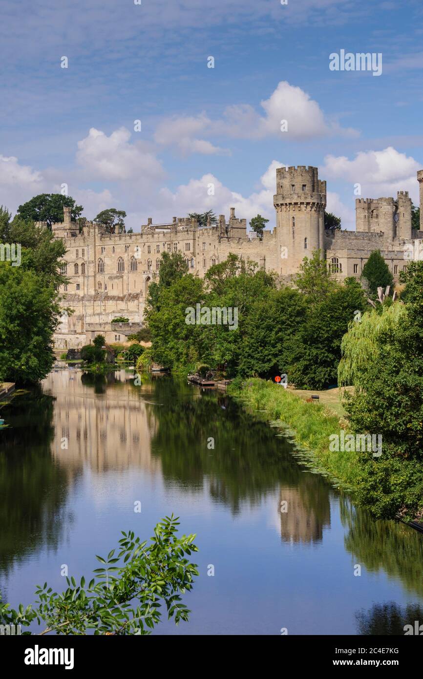 Warwick Castle e il fiume Avon Warwick Warwickshire West Midlands Inghilterra Foto Stock