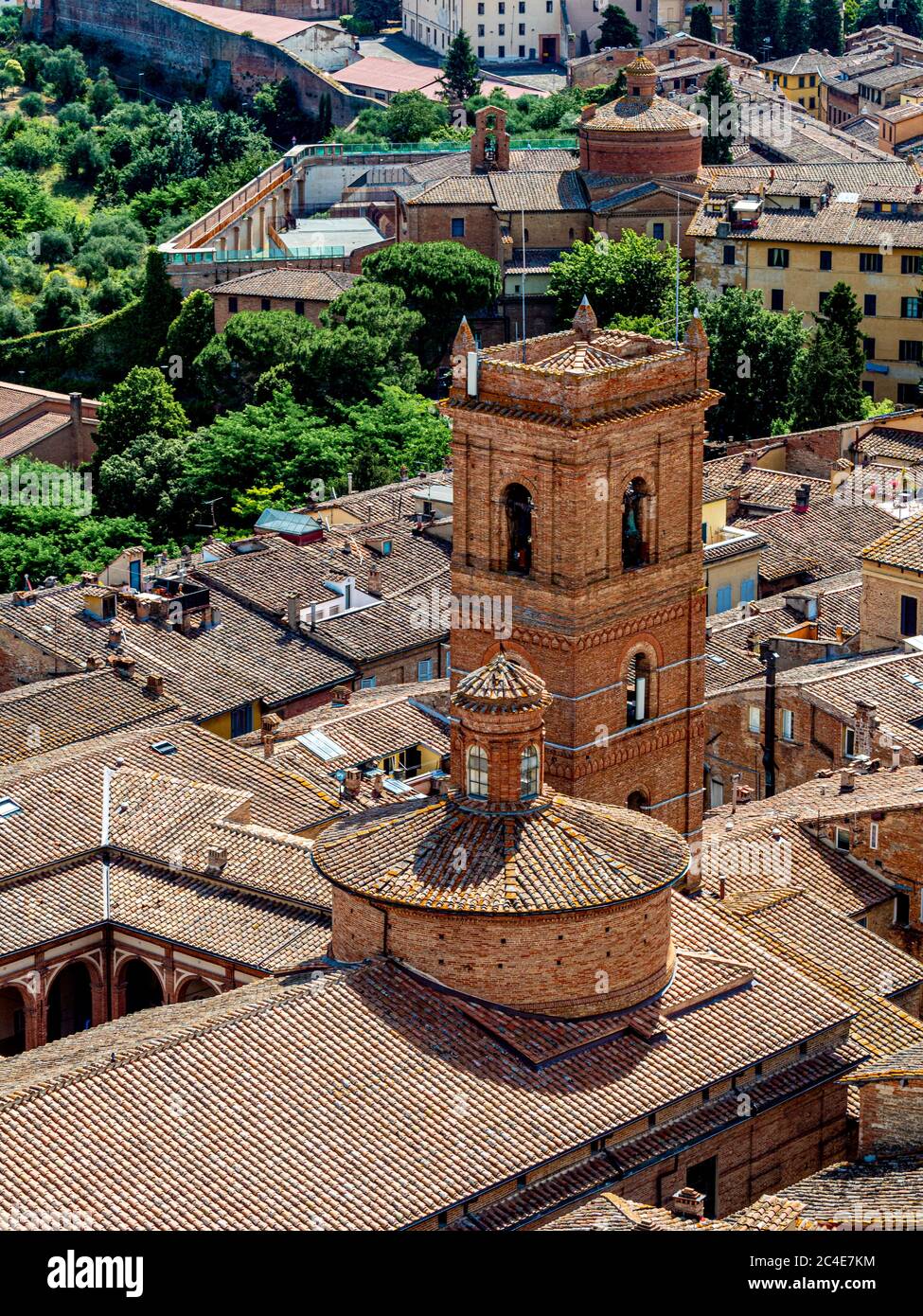 Vista aerea dei tetti in terracotta e della chiesa di San Martino. Siena. Italia Foto Stock