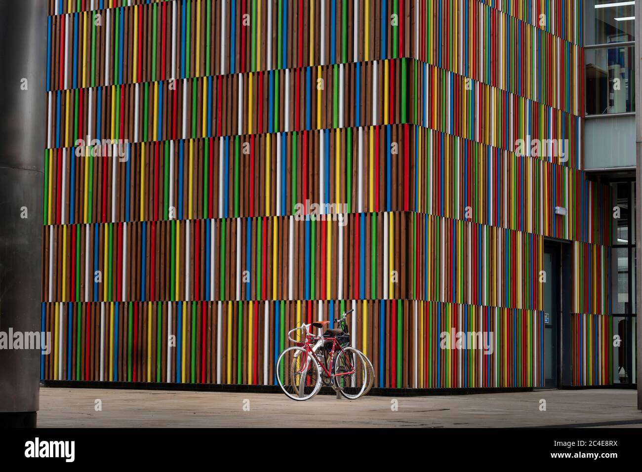 Biciclette a motivo colorato nel rivestimento in legno al Clarence Dock Leeds West Yorkshire Inghilterra Foto Stock
