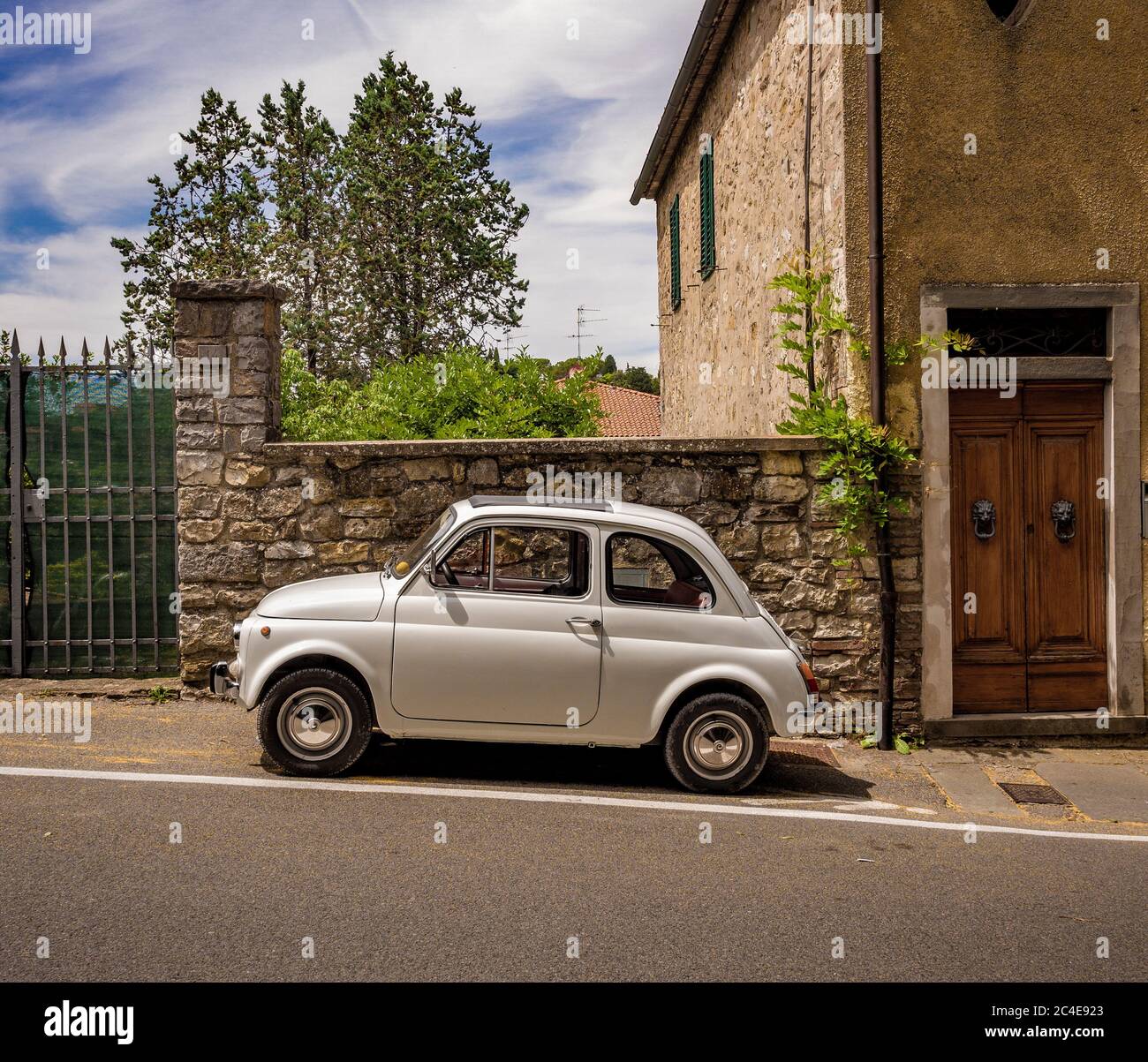Auto bianca d'epoca Fiat 500 parcheggiata a Castellina in Chianti. Toscana, Italia. Foto Stock