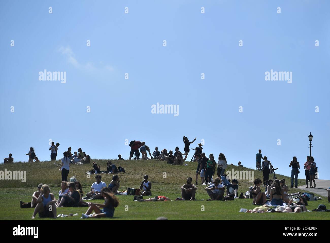 La gente si rilassa a Primrose Hill, Londra, mentre si prevede che temporali e pioggia torrenziale si infrangano nel Regno Unito, portando alla fine una settimana di sole splendente e temperature brucianti. Foto Stock