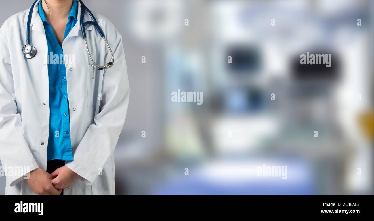 Donna che indossa un camice da laboratorio e stetoscopio che lavora in ospedale Foto Stock