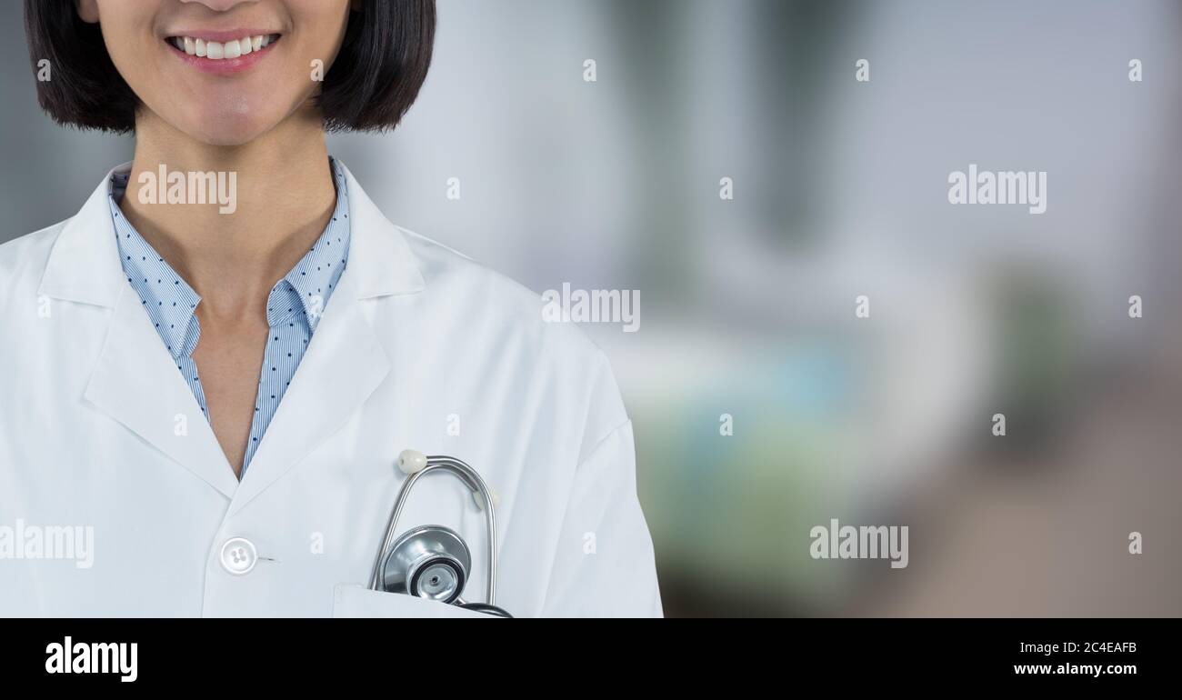 Donna medico che indossa un camice da laboratorio e lavora in ospedale Foto Stock
