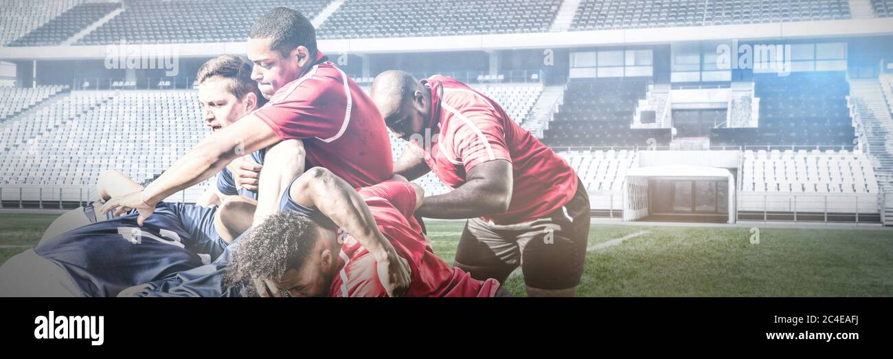 Immagine digitale composita di una squadra di rugby che gioca a rugby nello stadio sportivo Foto Stock