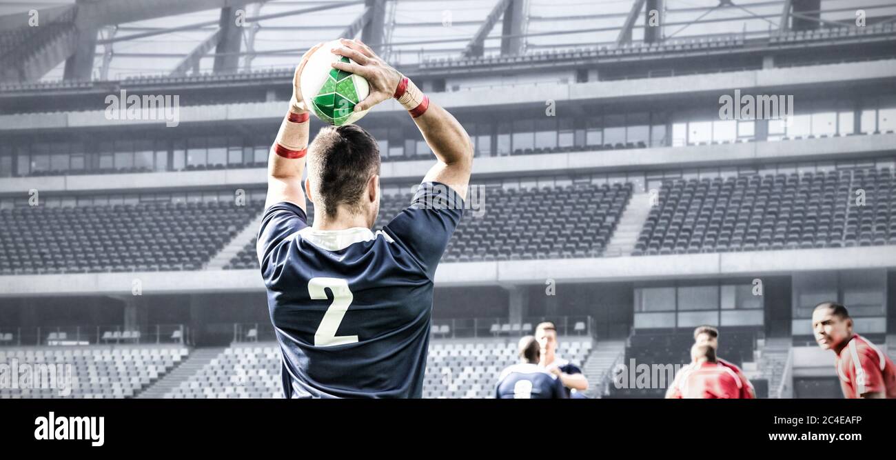 Immagine digitale composita del giocatore di rugby che lancia la palla nello stadio sportivo Foto Stock