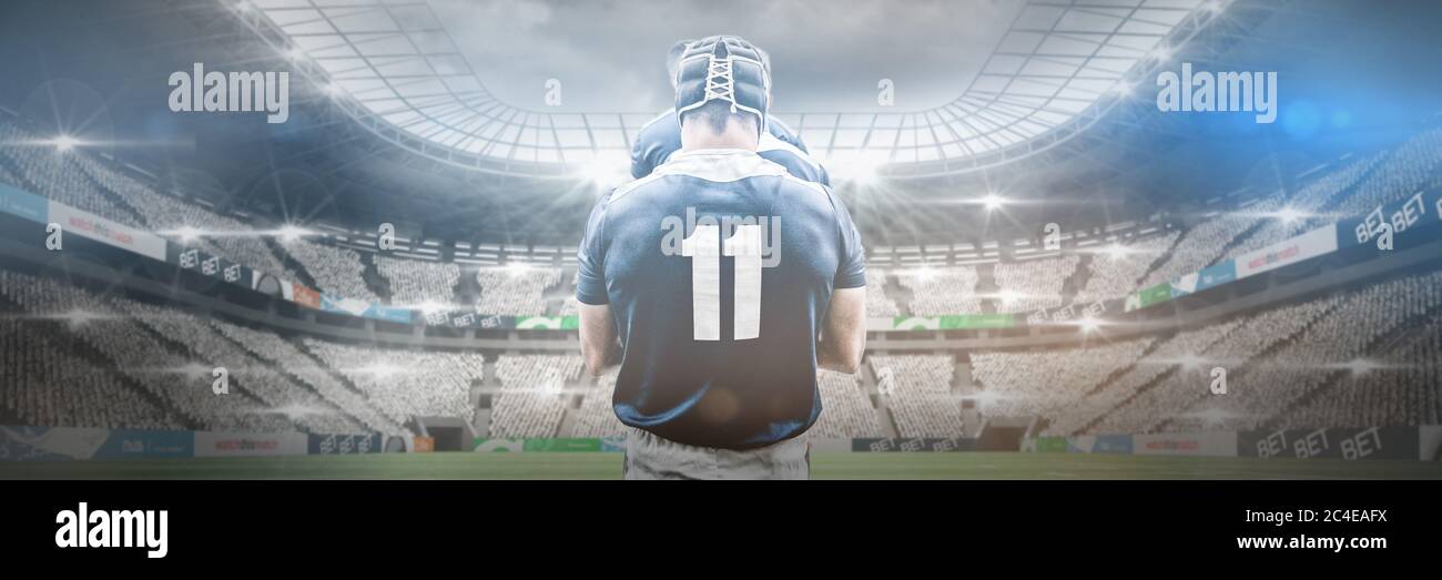 Immagine digitale composita del giocatore di rugby che si trova nello stadio sportivo Foto Stock