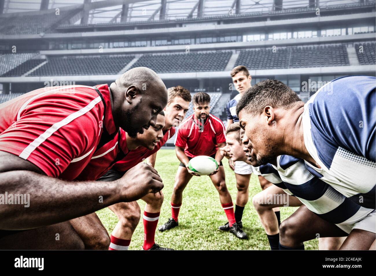 Immagine digitale composita di una squadra di giocatori di rugby che si affrontano gli uni con gli altri nello stadio sportivo Foto Stock