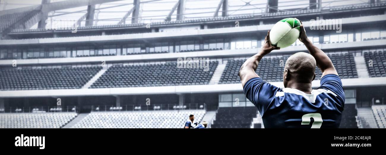 Immagine digitale composita del giocatore di rugby che lancia la palla nello stadio sportivo Foto Stock