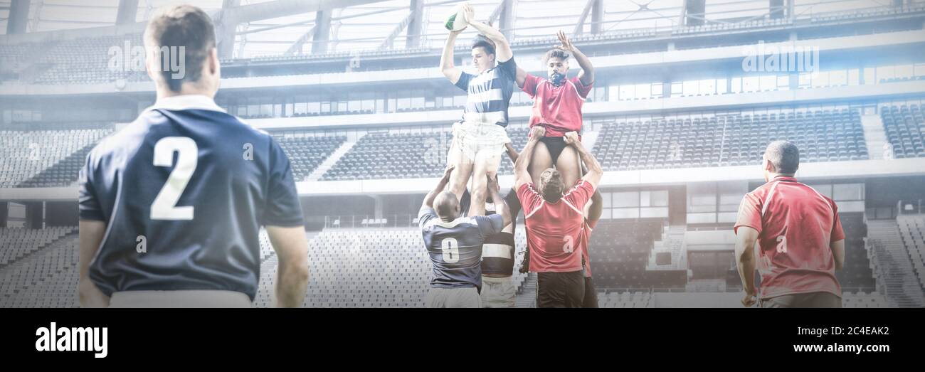Immagine digitale composita di una squadra di giocatori di rugby che saltano per catturare la palla in una linea fuori negli sport Foto Stock