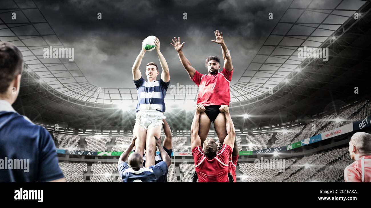 Immagine digitale composita di una squadra di giocatori di rugby che saltano per catturare la palla in una linea fuori negli sport Foto Stock