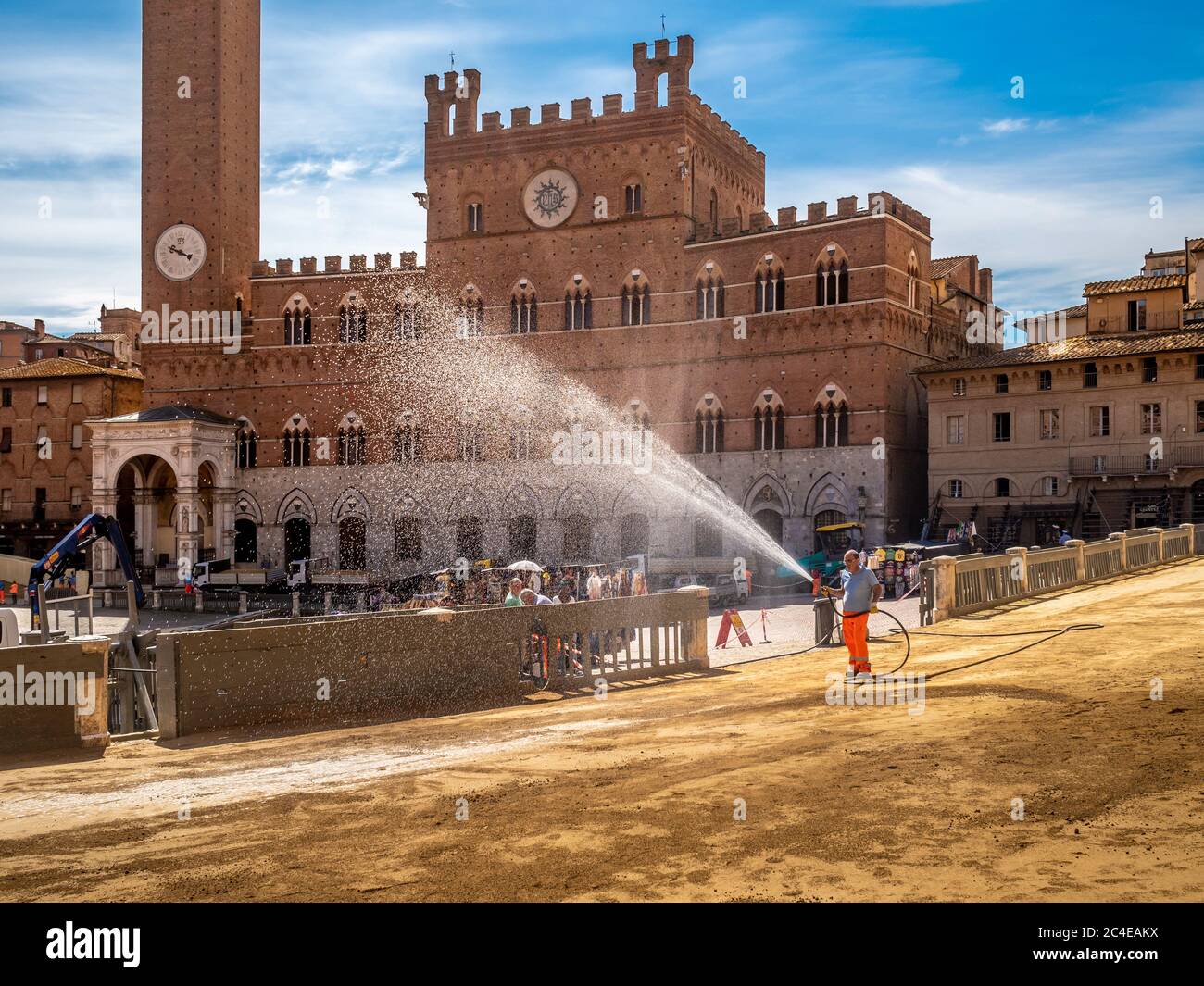 Piazzo del campo ricoperto da uno strato di sabbia, spruzzato d'acqua in preparazione alla gara del Palio. Siena Italia. Foto Stock