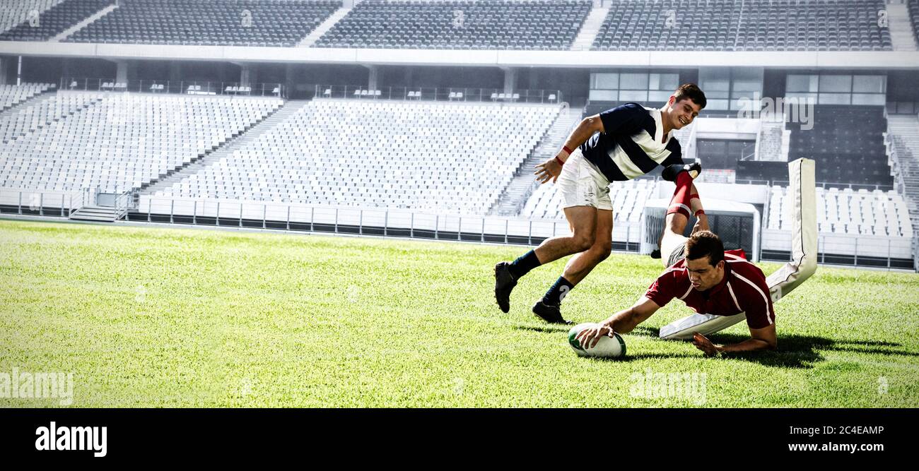 Immagine digitale composita di due giocatori di rugby che tengono la palla nello stadio sportivo Foto Stock
