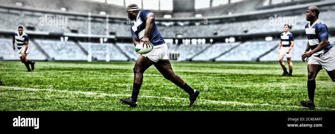 Immagine digitale composita del giocatore di rugby che lancia la palla al suo compagno di squadra nello stadio sportivo Foto Stock