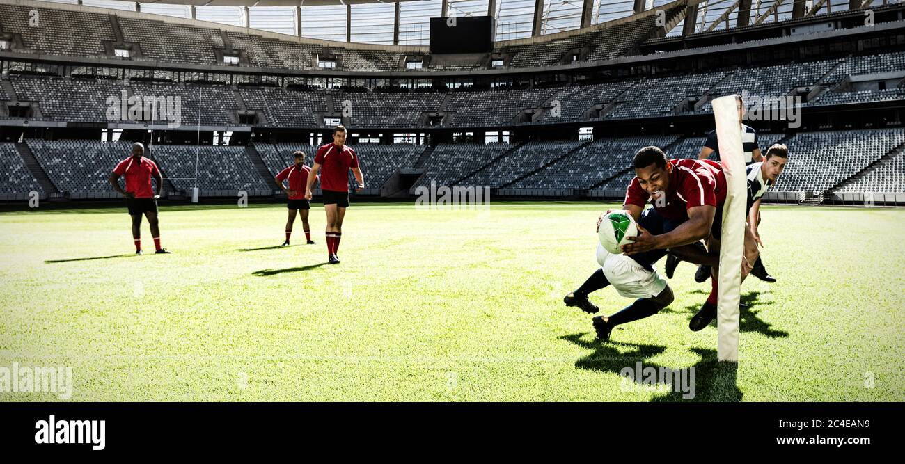 Immagine digitale composita di due giocatori di rugby che si affrontano gli uni gli altri nello stadio sportivo Foto Stock