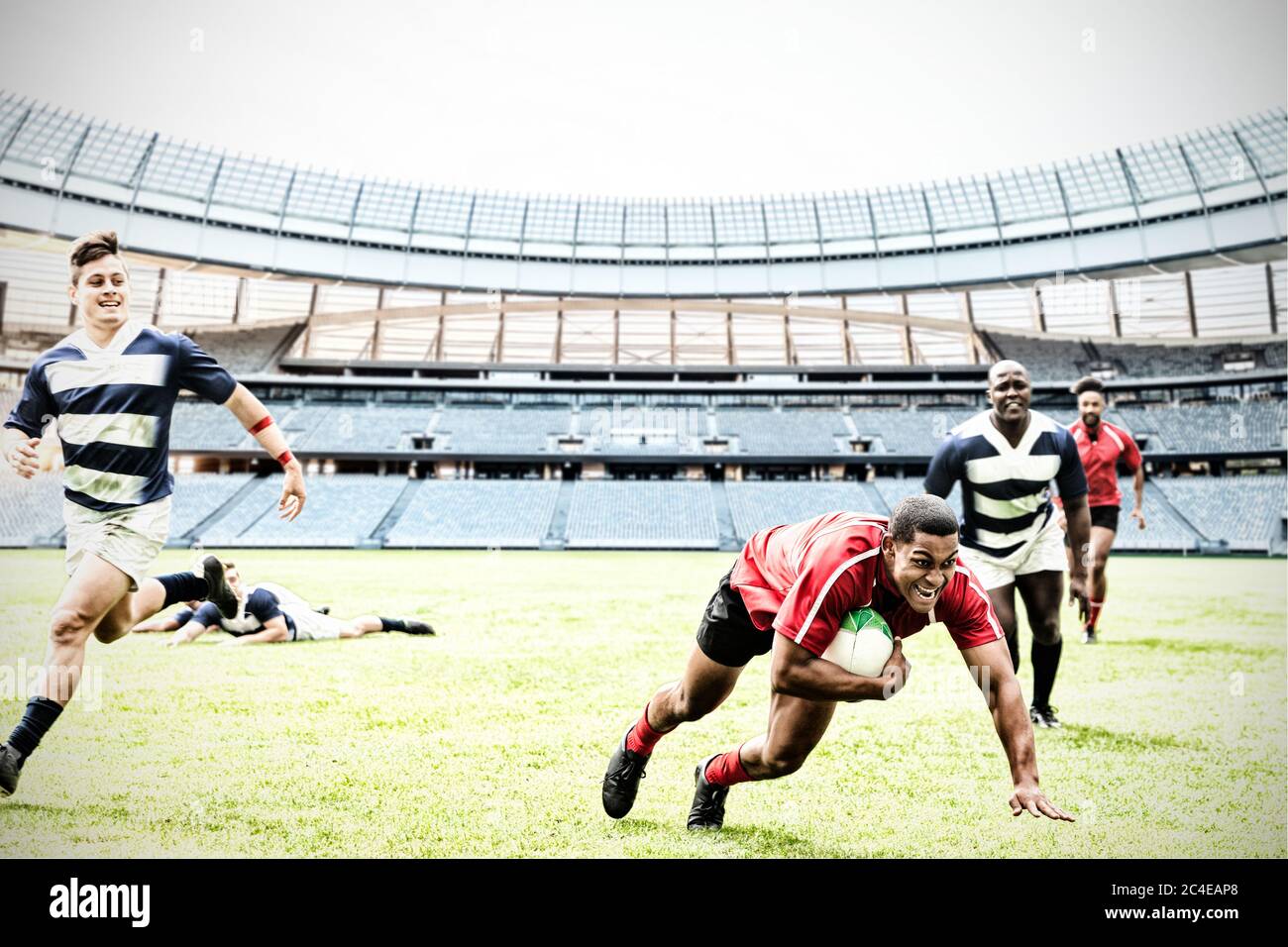 Immagine digitale composita del giocatore di rugby che salta con la palla per segnare il touchdown nello stadio sportivo Foto Stock
