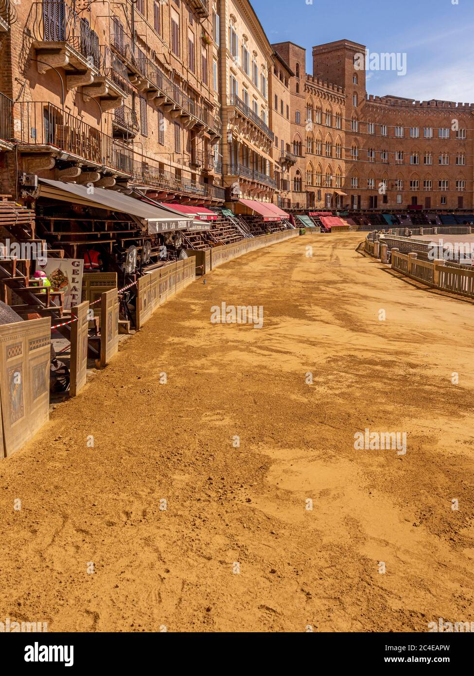 Piazza del campo coperta di uno strato di sabbia in preparazione alla gara del Palio. Siena Italia. Foto Stock
