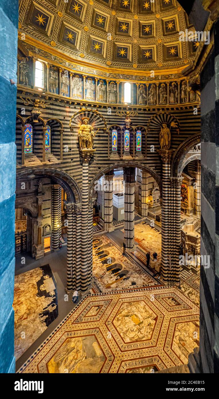 Vista interna della cupola e del piano della Cattedrale di Siena, Italia Foto Stock