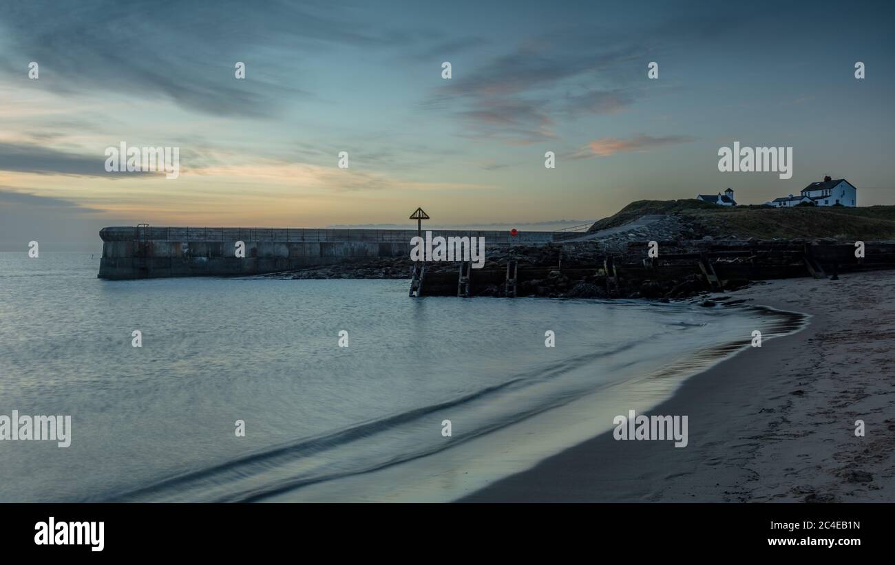 Alba alla foce del porto e spiaggia a Seaton Sluice. Foto Stock