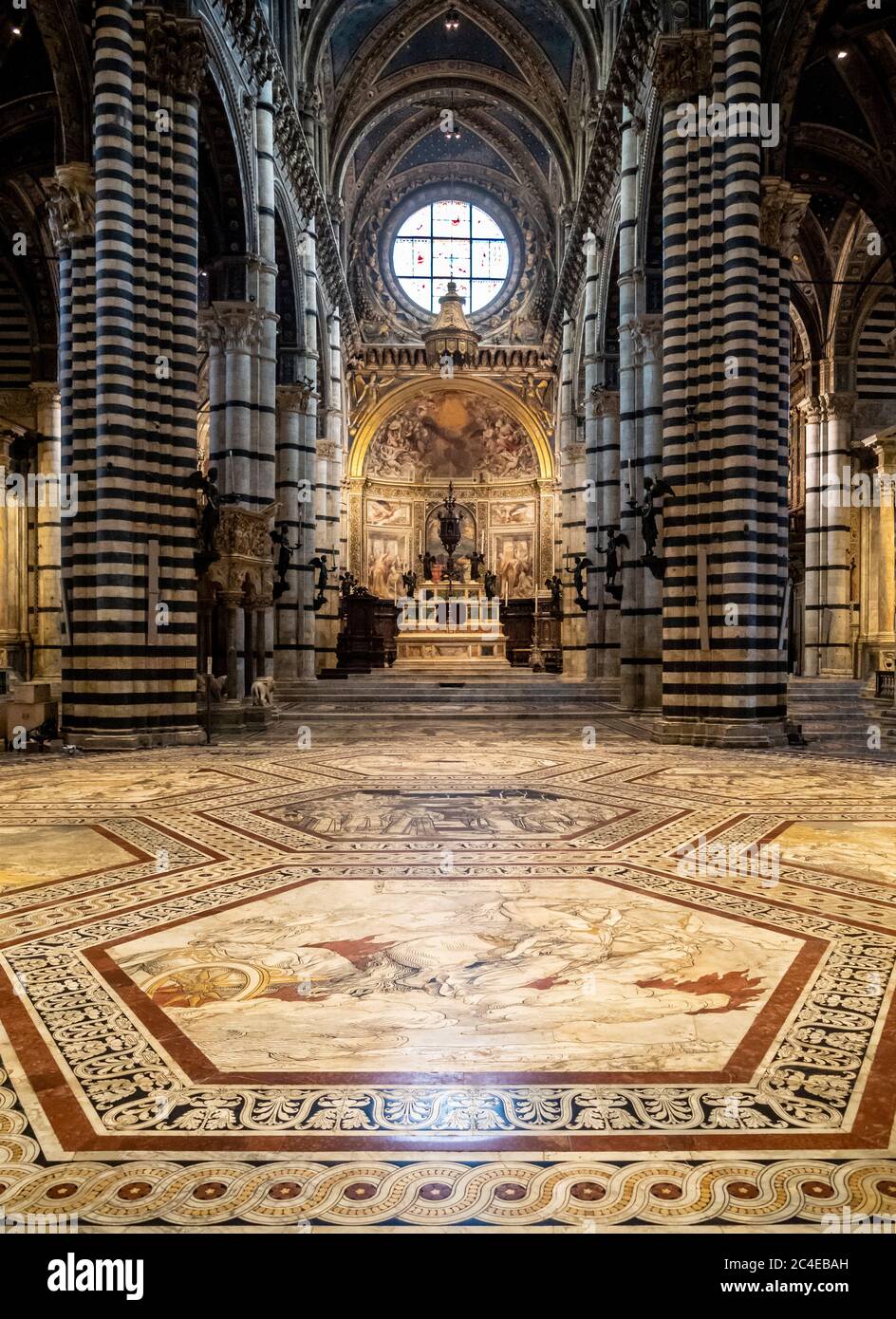 Ampia vista angolare della navata e della cupola del Duomo di Siena. Siena, Italia. Foto Stock
