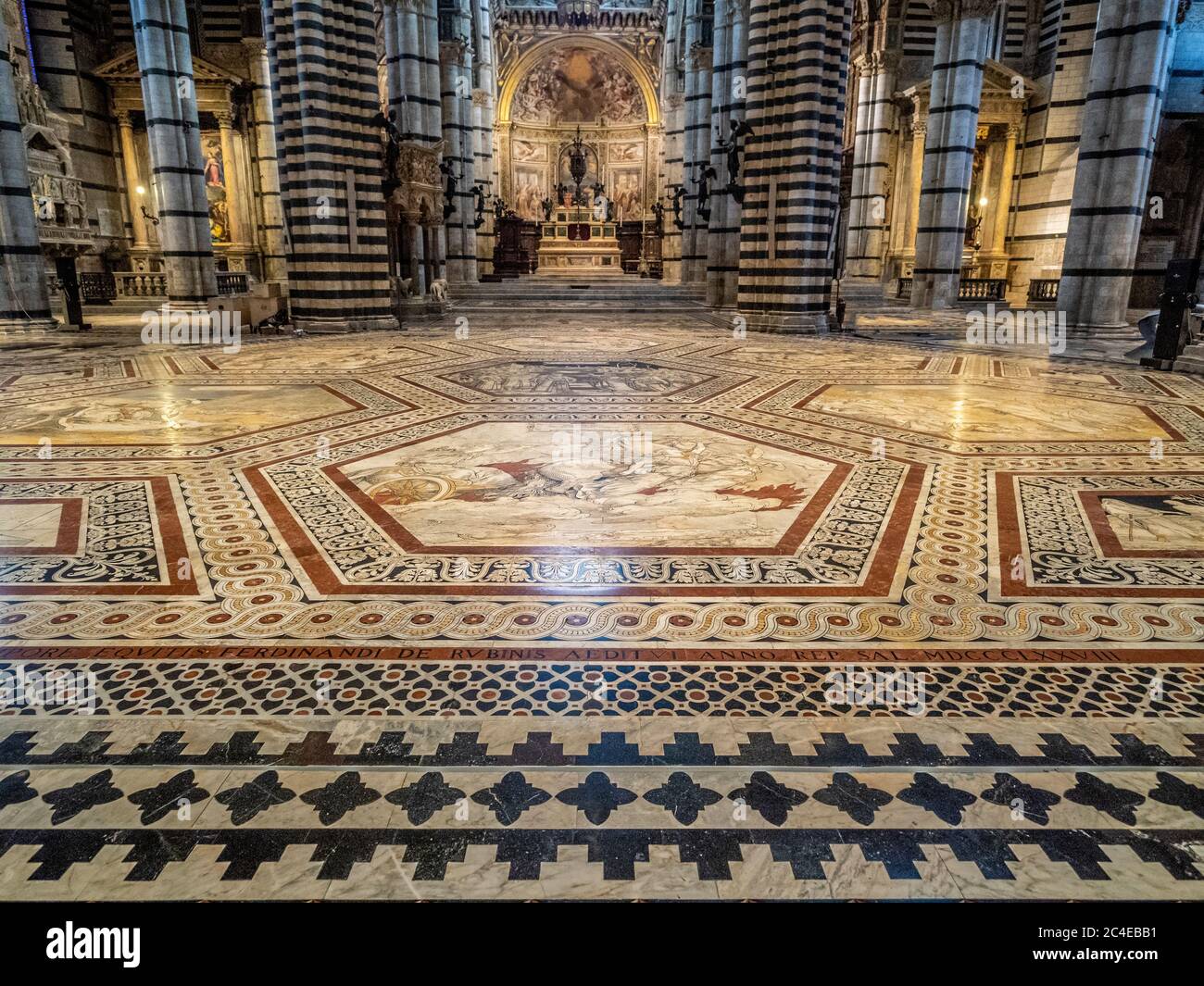 Il pavimento del transetto a mosaico intarsiato della Cattedrale di Siena. Italia. Foto Stock