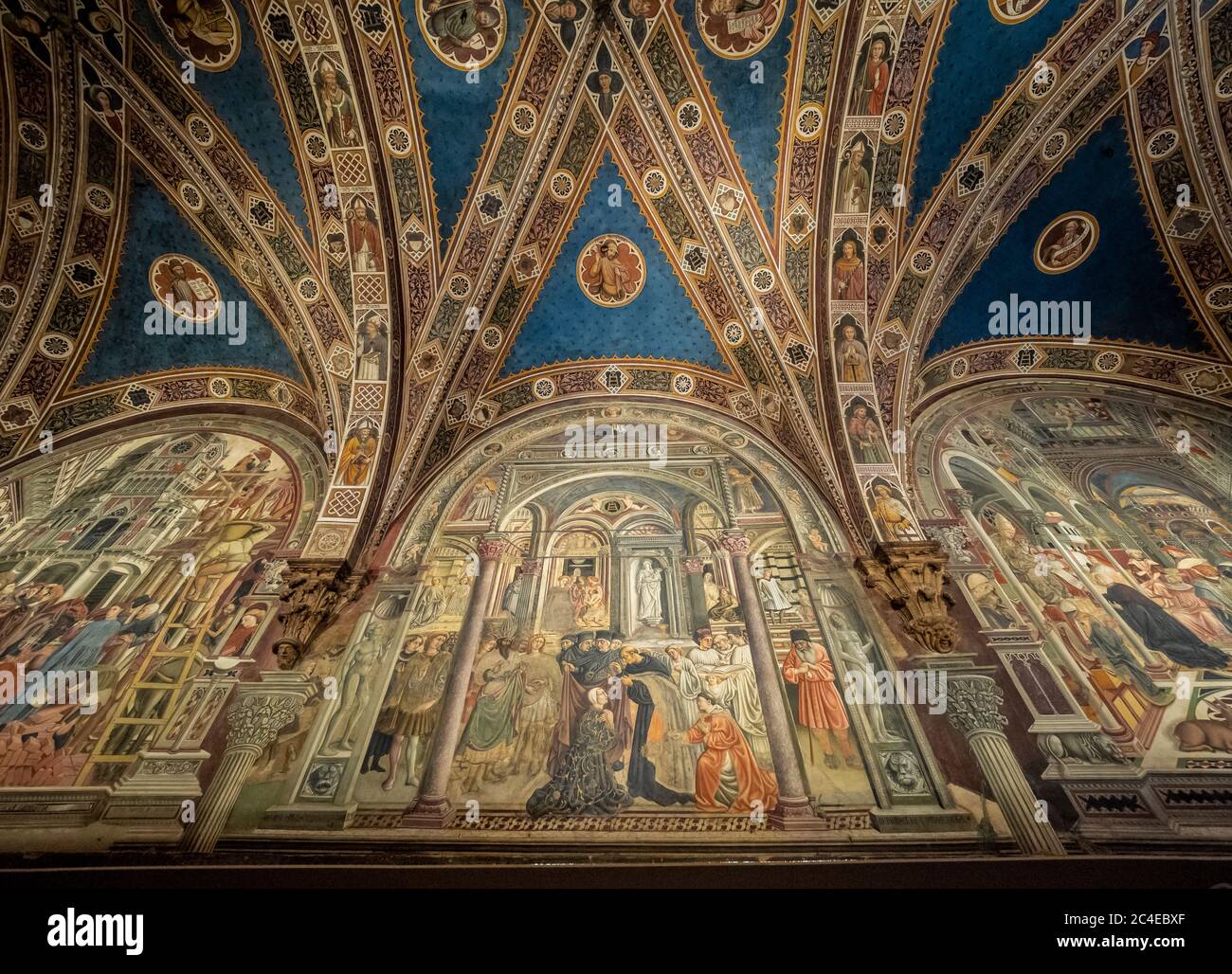Affreschi nella sala Pellegrinaio di Santa Maria della Scala, Siena, Italia. Foto Stock