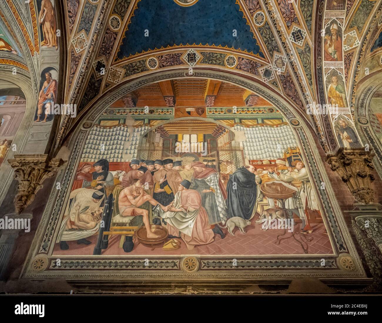 Affreschi di Domenico di Bartolo, cura dei malati, nella sala Pellegrinaio di Santa Maria della Scala, Siena, Italia. Foto Stock