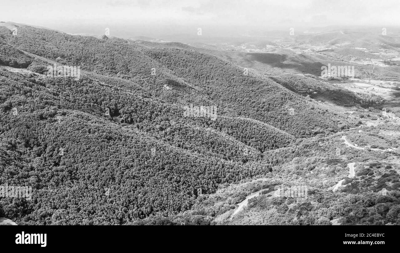 Isola D'Elba, Italia. Incredibile vista aerea dal drone di montagne e paesaggi. Foto Stock