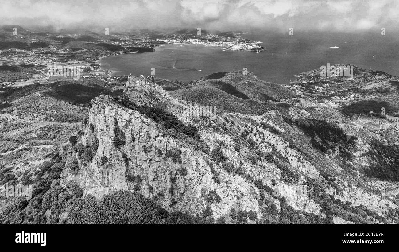 Isola D'Elba, Italia. Incredibile vista aerea dal drone di montagne e paesaggi. Foto Stock