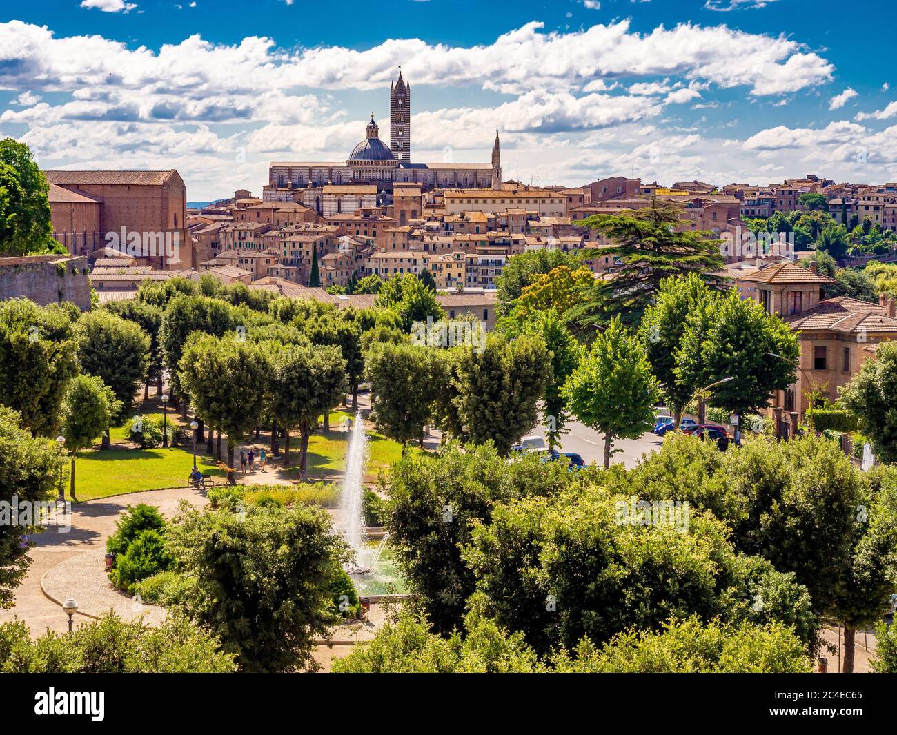 Vista in alto dei Giardini la Lizza con il lato nord ovest della Cattedrale  di Siena all'orizzonte. Toscana, Italia Foto stock - Alamy