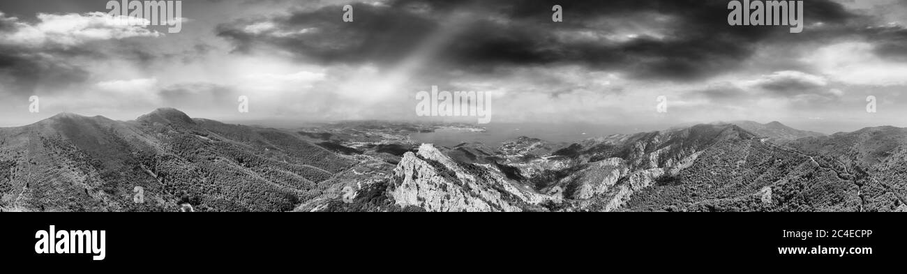 Isola D'Elba, Italia. Incredibile vista aerea dal drone di montagne e paesaggi. Foto Stock