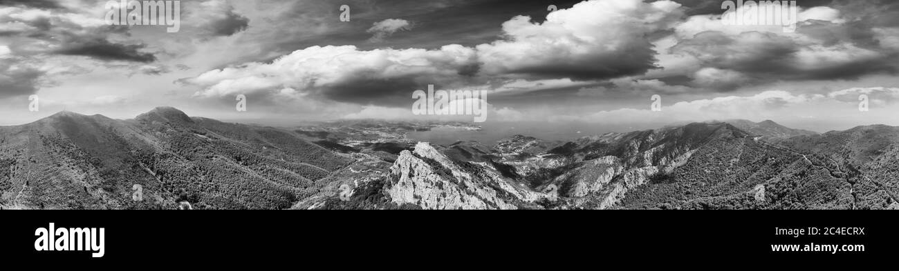 Isola D'Elba, Italia. Incredibile vista aerea dal drone di montagne e paesaggi. Foto Stock