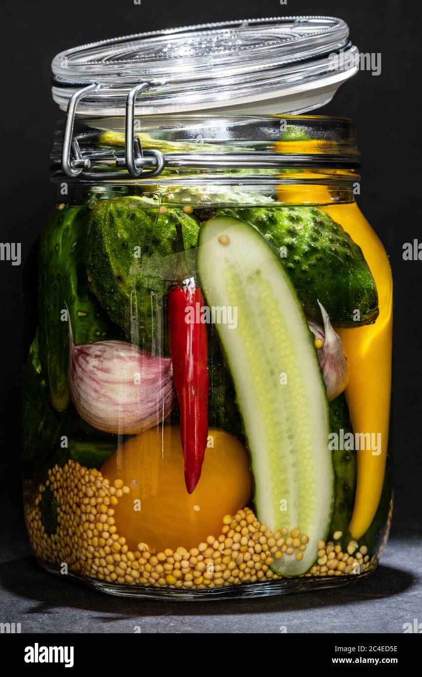 diversi vegetali in un vaso di conservazione Foto Stock