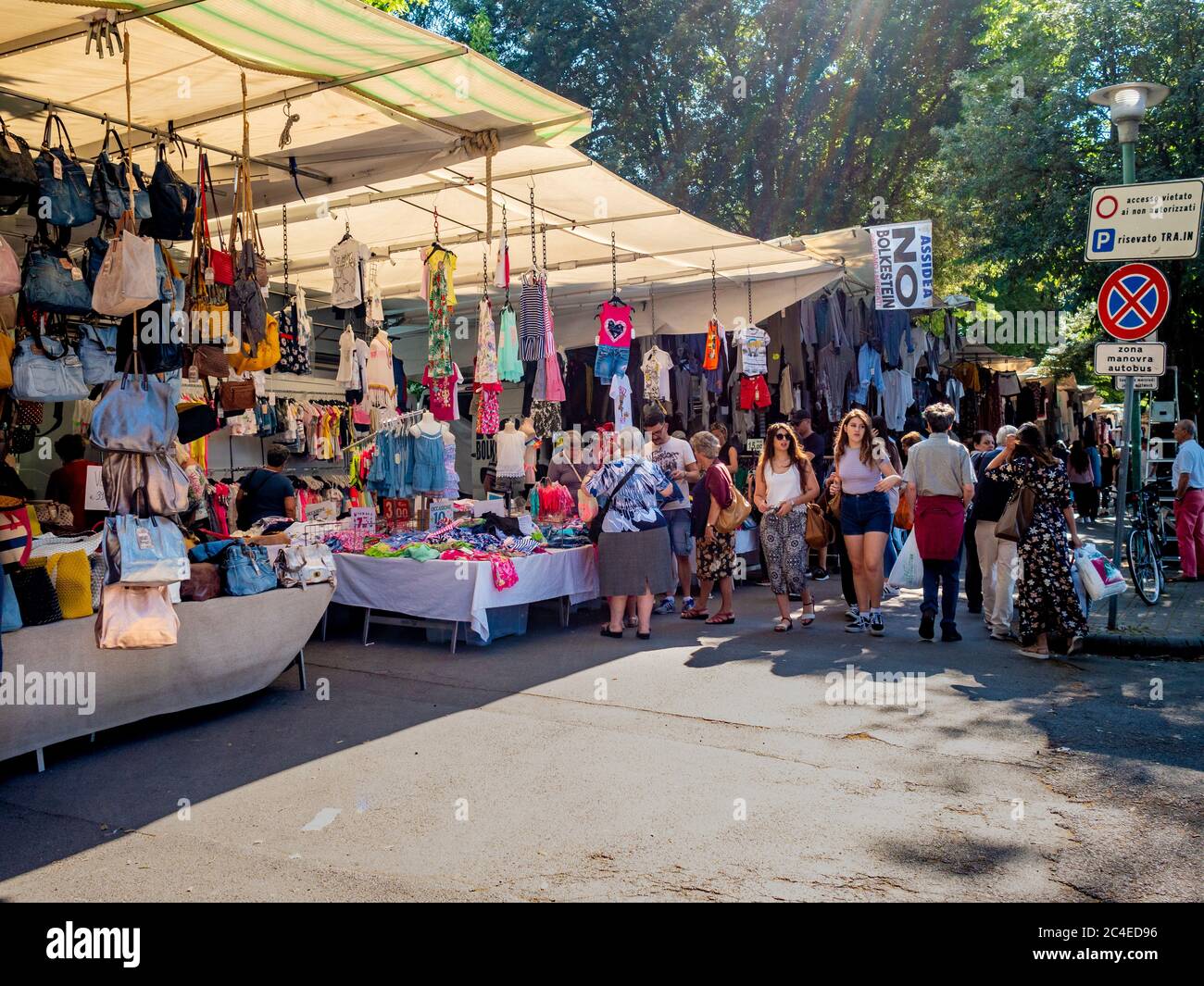 Mercato di la Lizza Street che si tiene ogni Mercoledì mattina a Siena. Italia. Foto Stock