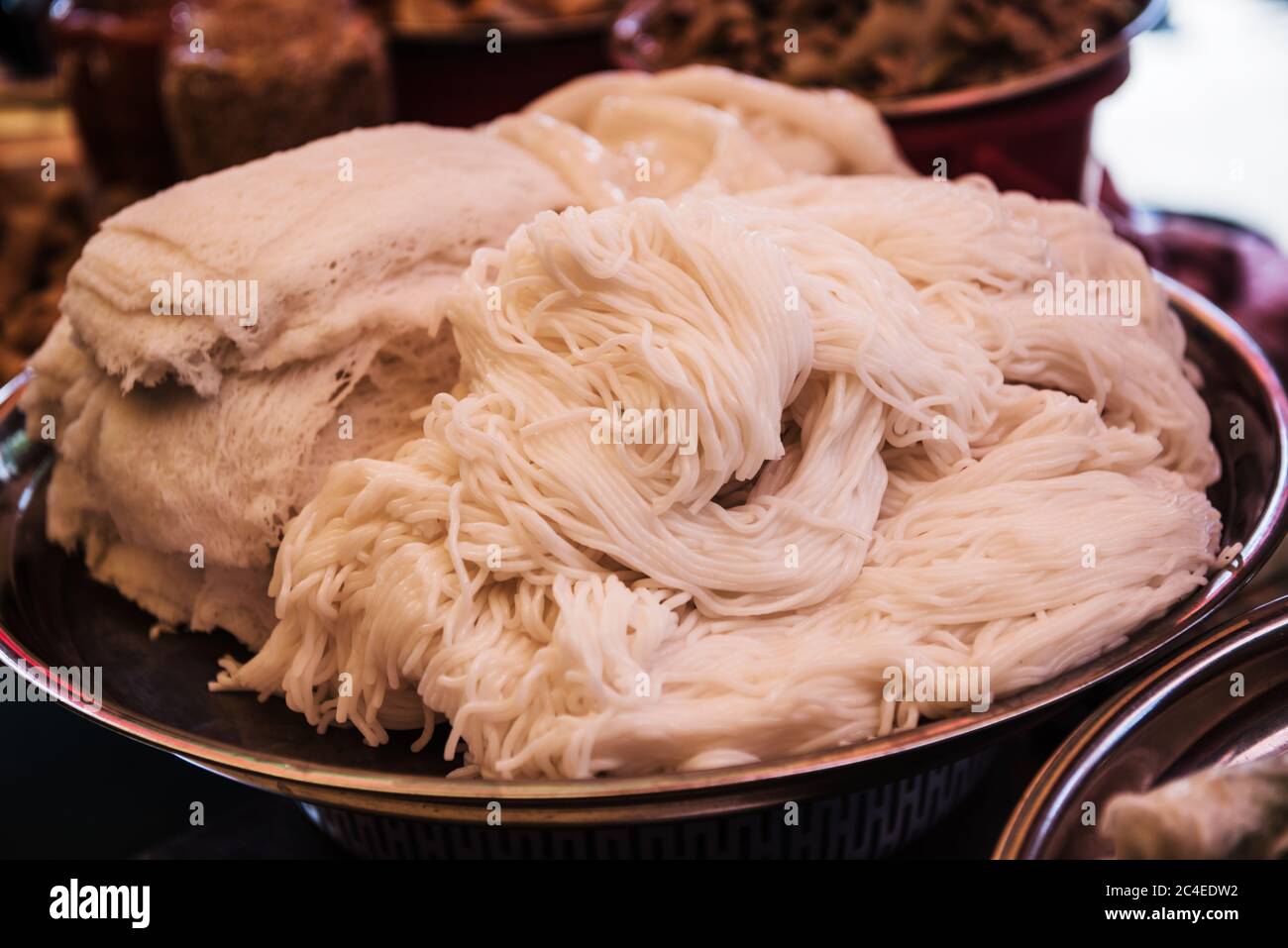 Tagliatelle di riso in vendita al mercato centrale, Phnom Penh Foto Stock