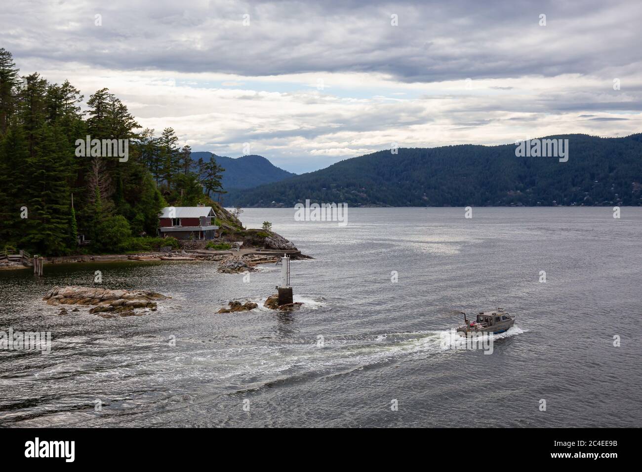Piccola barca che lascia il terminal della baia di Horseshoe Foto Stock
