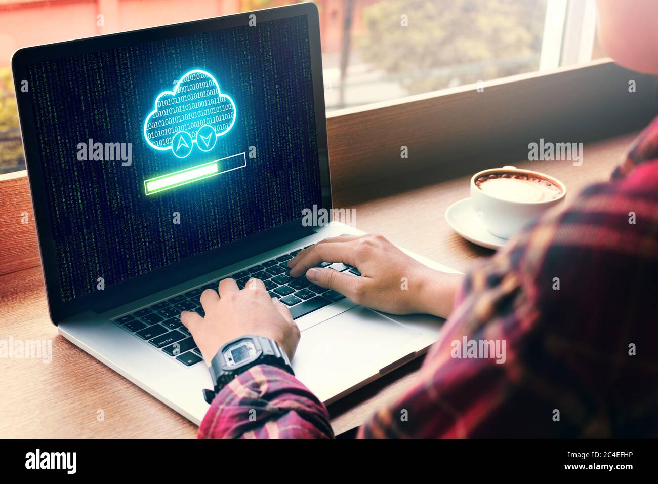 Hipster man Hand che usa il laptop con il cloud computing e carica i file sul server di rete cloud. Foto Stock
