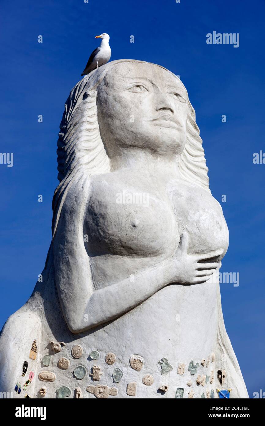 La statua della Signora dal mare (basata su un gioco di Henrik Ibsen) sul porto, Saeby, Jutland, Danimarca, Europa Foto Stock