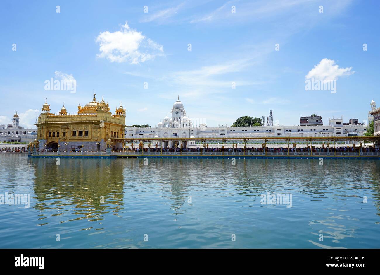 Tempio dorato, Harmandir Sahib Gurdwara, Amritsar, Punjab, India Tempio Sikh molto famoso in India Tempio placcato oro in mezzo all'acqua Foto Stock