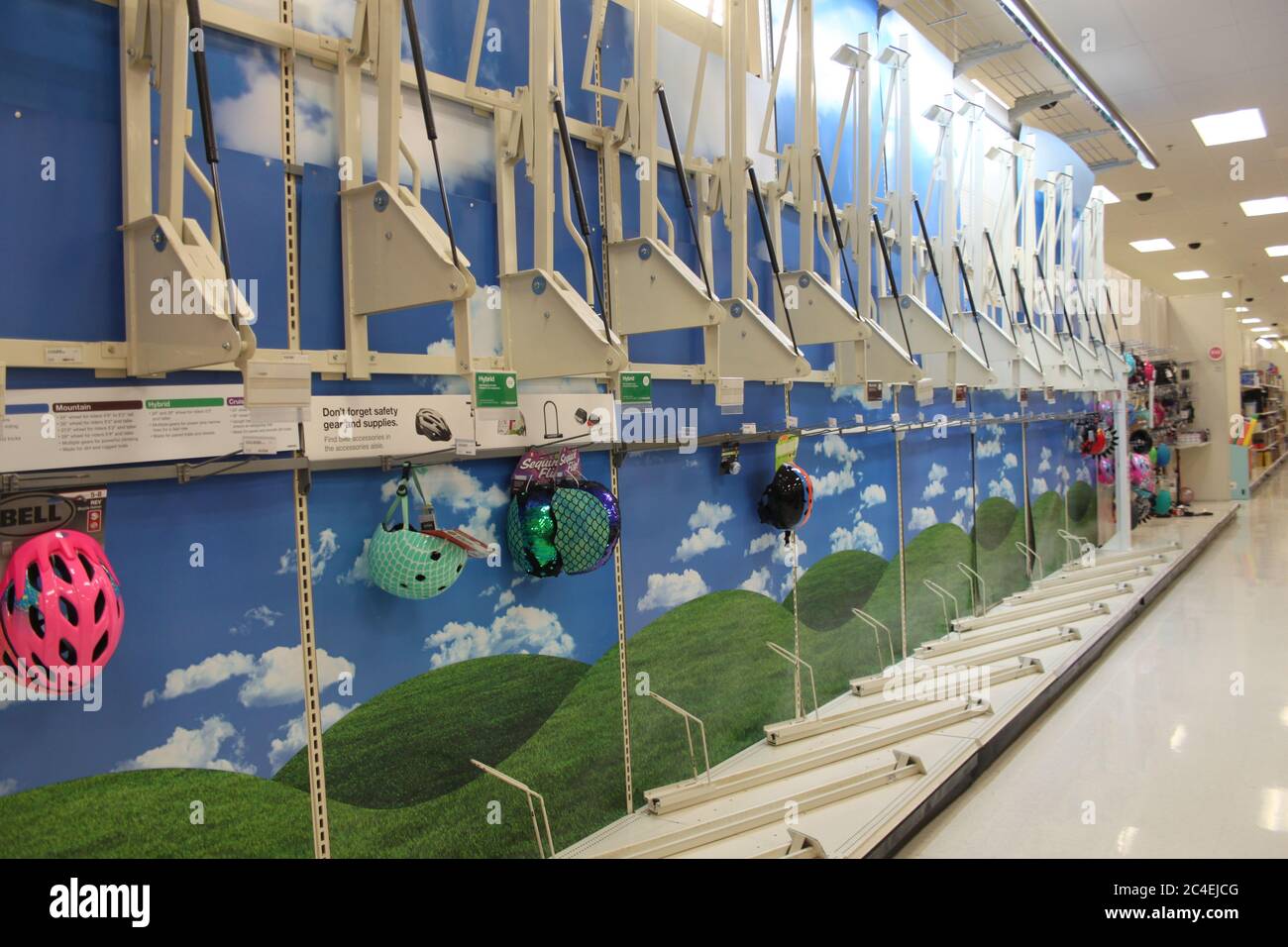 MIDDLETOWN, NY, STATI UNITI - 21 maggio 2020: Le biciclette vuote delle isole/Shelves show sono esaurite al Target a causa di carenze di prodotto durante il COVID-19 Coronavir Foto Stock