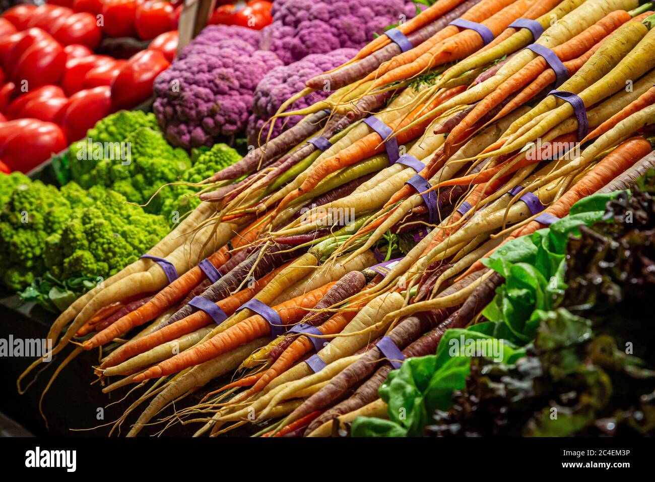 Una selezione di verdure colorate in vendita su una bancarella del mercato agricolo Foto Stock