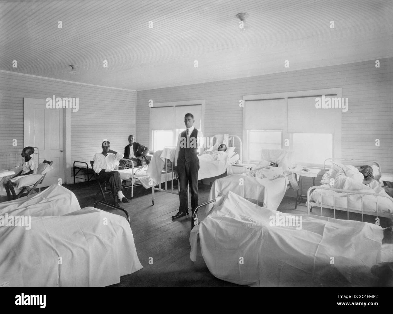 Pazienti che si stanno riprendendo dagli effetti di Race Riot del 1 giugno, American Red Cross Hospital, Tulsa, Oklahoma, USA, American National Red Cross Photograph Collection, novembre 1921 Foto Stock