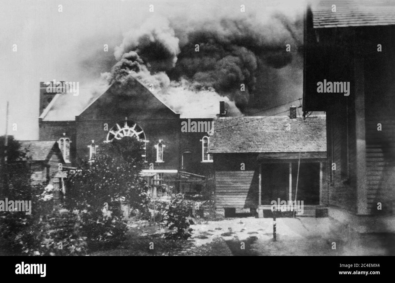 Burning of Church dove le munizioni sono state conservate durante Race Riot, Tulsa, Oklahoma, USA, American National Red Cross Photograph Collection, giugno 1921 Foto Stock