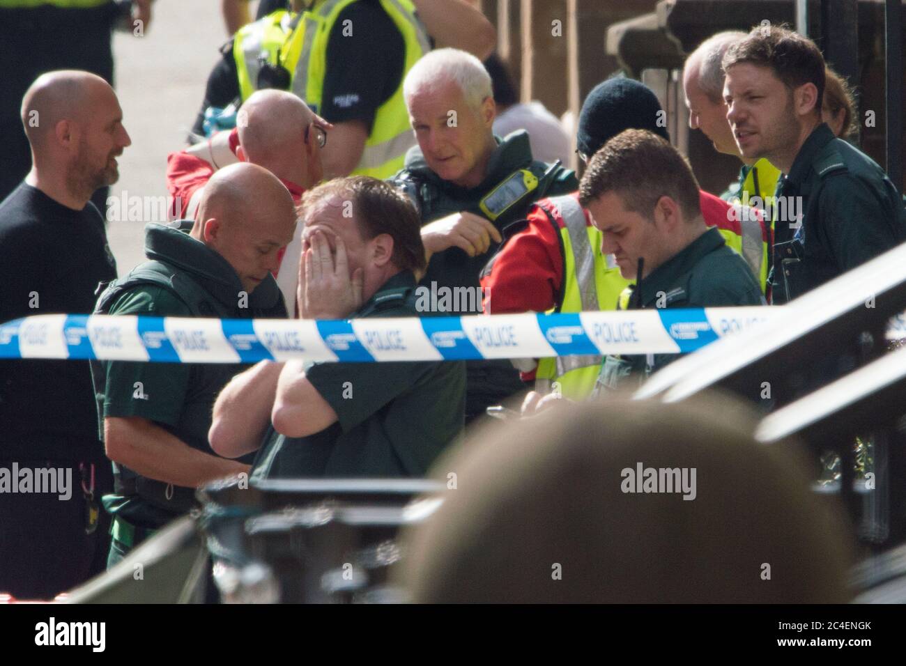 Glasgow, Scozia, Regno Unito. 26 Giugno 2020. Nella foto: Un incidente importante della polizia è stato dichiarato a Glasgow come 6 persone sono state pugnate, tra cui un poliziotto e la polizia che ha sparato a morte l'aggressore a un incidente importante al Park Inn in West George Street, che ospita i richiedenti asilo. Credit: Colin Fisher/Alamy Live News Foto Stock