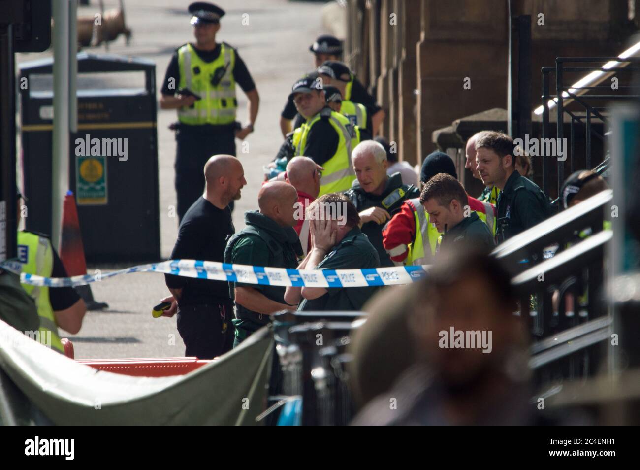 Glasgow, Scozia, Regno Unito. 26 Giugno 2020. Nella foto: Un incidente importante della polizia è stato dichiarato a Glasgow come 6 persone sono state pugnate, tra cui un poliziotto e la polizia che ha sparato a morte l'aggressore a un incidente importante al Park Inn in West George Street, che ospita i richiedenti asilo. Credit: Colin Fisher/Alamy Live News Foto Stock