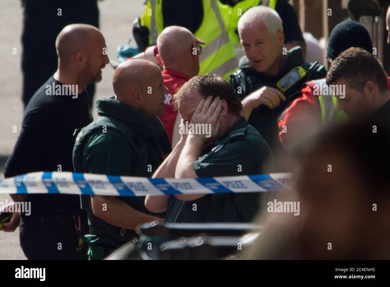 Glasgow, Scozia, Regno Unito. 26 Giugno 2020. Nella foto: Un incidente importante della polizia è stato dichiarato a Glasgow come 6 persone sono state pugnate, tra cui un poliziotto e la polizia che ha sparato a morte l'aggressore a un incidente importante al Park Inn in West George Street, che ospita i richiedenti asilo. Credit: Colin Fisher/Alamy Live News Foto Stock