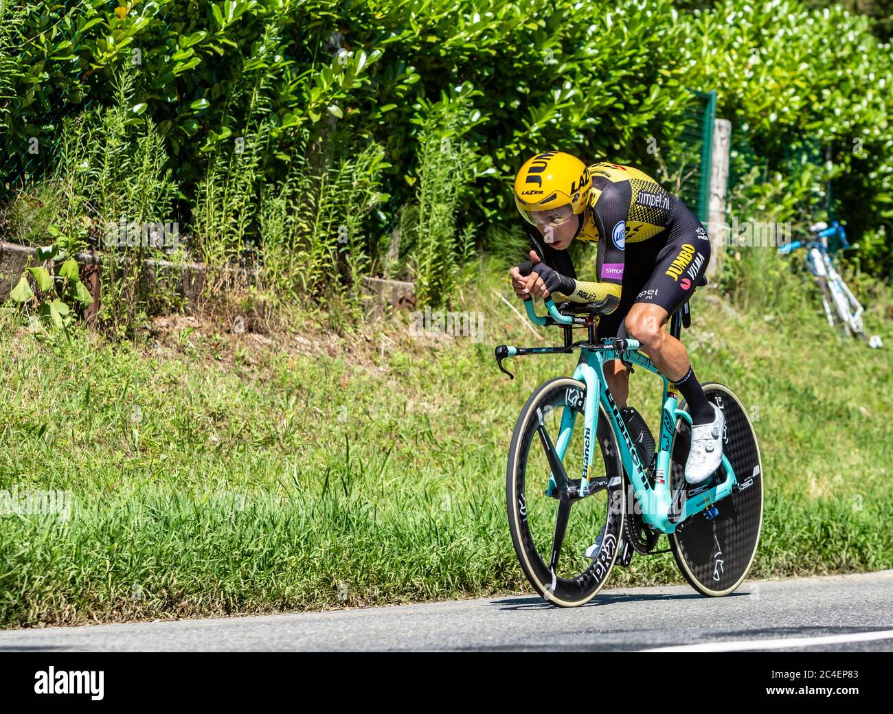 Bossarros, Francia - 19 luglio 2019: Il ciclista neozelandese George Bennett del Team Jumbo-Visma che cavalca durante la tappa 13, prova individuale, di le To Foto Stock