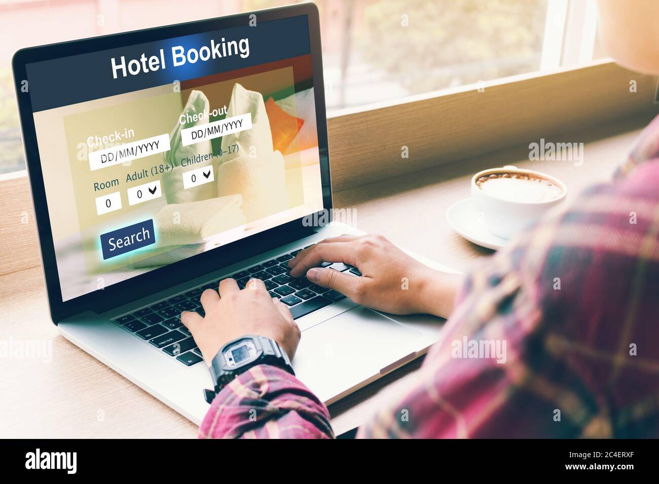 Uomo che usa il computer portatile per prenotare un hotel al ristorante cafe. Immagine di riferimento sullo schermo del computer portatile Codice foto: 467577971 flipped Foto Stock
