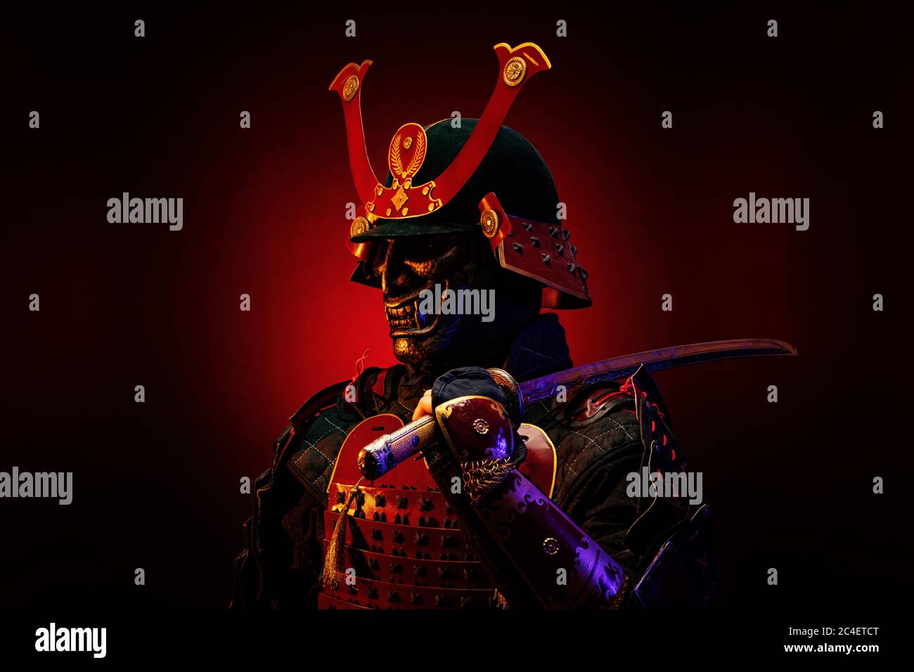 Ritratto di un samurai in armatura rossa di profilo, la sua katana sulla spalla Foto Stock